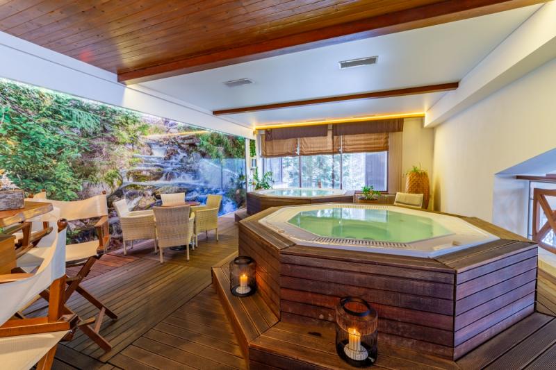Jacuzzi bar